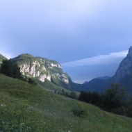 Giudicarie-Lomaso: panoramica del territorio con il monte di san Martino, distinto da bianche pareti di roccia.