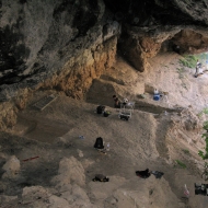 Vista panoramica della entrata di Cueva Antón, campagna di scavo 2008. Foto di João Zilhão