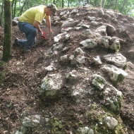 Scortico e prime pietre affioranti delle mura (Alex Paternolli/UniTn, estate 2008).