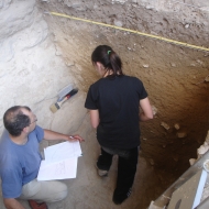 Diego E. Angelucci e Nicoletta Lancietti, laureanda dell'Università di Trento, descrivono una sezione di scavo del siti Finca de Doña Martina. Foto di Ignacio Martín