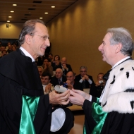 Renzo Leonardi riceve l'onorificenza dal rettore Davide Bassi