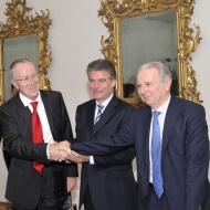 le tre università si stringono la mano, da sinistra Psenner, Bergmeister, Bassi