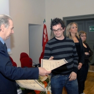 Il rettore Davide Bassi consegna il diploma a Francesco Miele