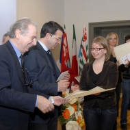Il conferimento del premio ad Anna Romeri.A sinistra: Davide Bassi e Paolo Burli