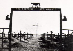 Ucraina, cimitero di soldati del Corpo di Spedizione Italiano in Russia, 1941 (Museo storico in Trento, Archivio Fotografico)