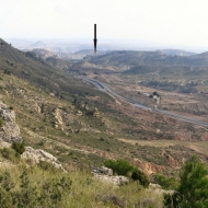 Vista della valle del fiume Mula, l'area interessata dalle ricerche archeologiche in corso; la freccia indica la posizione di Cueva Antón. Foto di Diego E. Angelucci