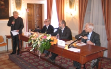 Da sinistra: don Alfredo Giovannini, Michele Nicoletti, Andrea Giorgi, Valerio Onida, foto Romano Osele, Archivio Biblioteca Rosminiana, Rovereto